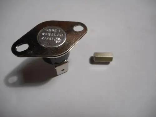 Thermostat der Marke Remeha, mit einer metallischen Halterung und einem kleinen, rechteckigen Bauteil daneben.